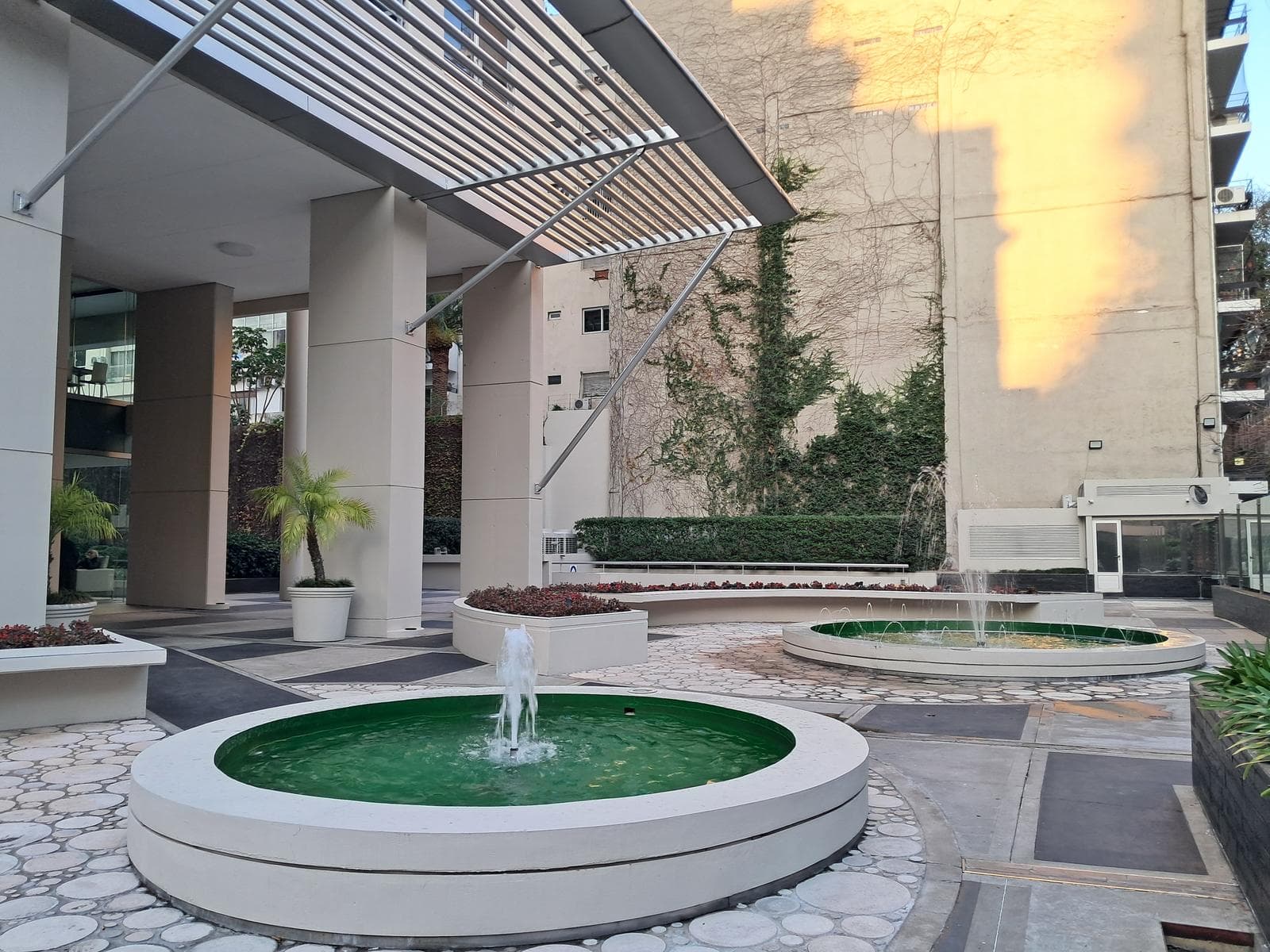 Excellent high-rise apartment with amenities