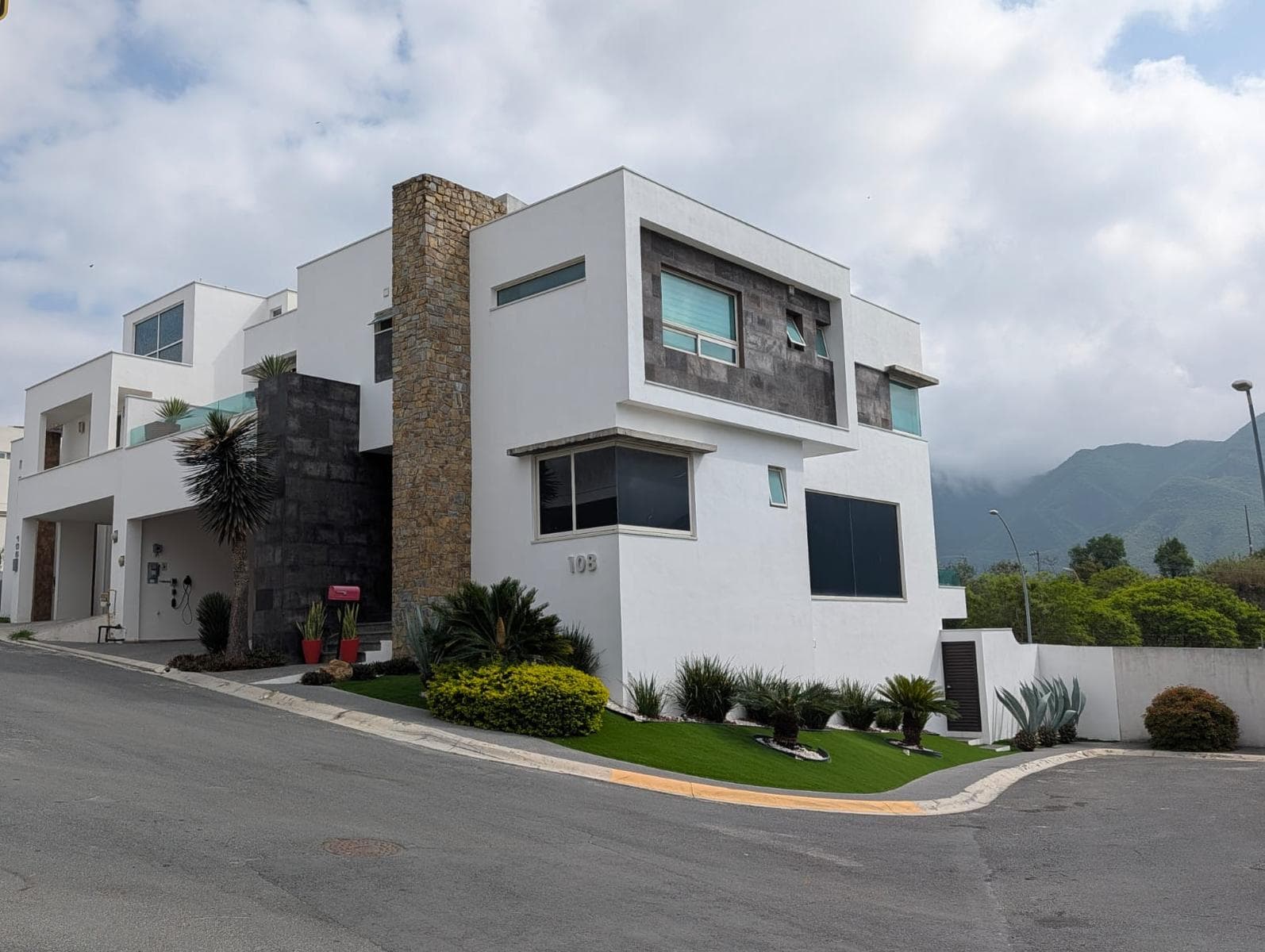 ESPECTACULAR RESIDENCIA DE LUJO EN VENTA – CAROLCO RESIDENCIAL, PRIMER SECTOR