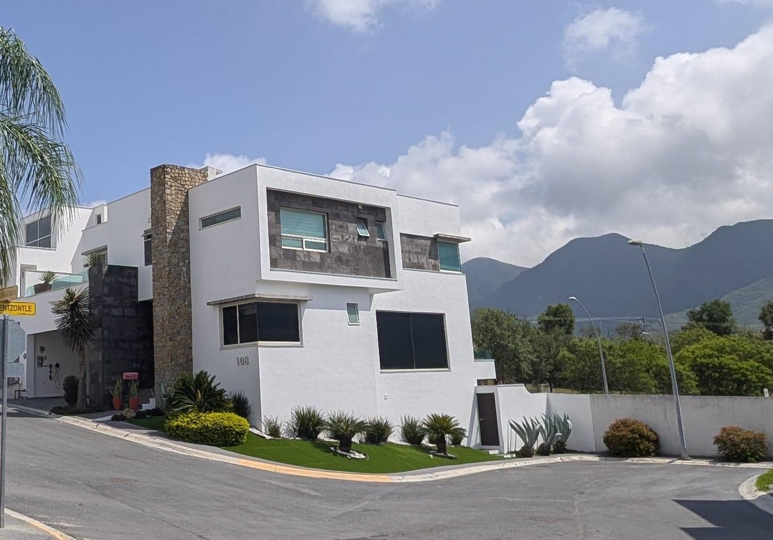 ESPECTACULAR RESIDENCIA DE LUJO EN VENTA – CAROLCO RESIDENCIAL, PRIMER SECTOR