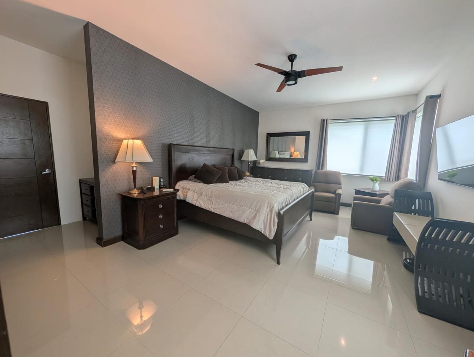 ESPECTACULAR RESIDENCIA DE LUJO EN VENTA – CAROLCO RESIDENCIAL, PRIMER SECTOR