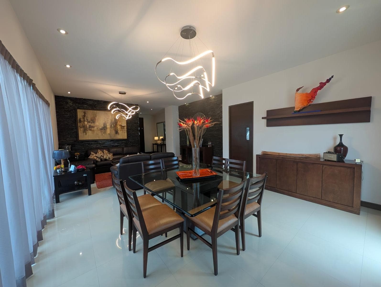 ESPECTACULAR RESIDENCIA DE LUJO EN VENTA – CAROLCO RESIDENCIAL, PRIMER SECTOR
