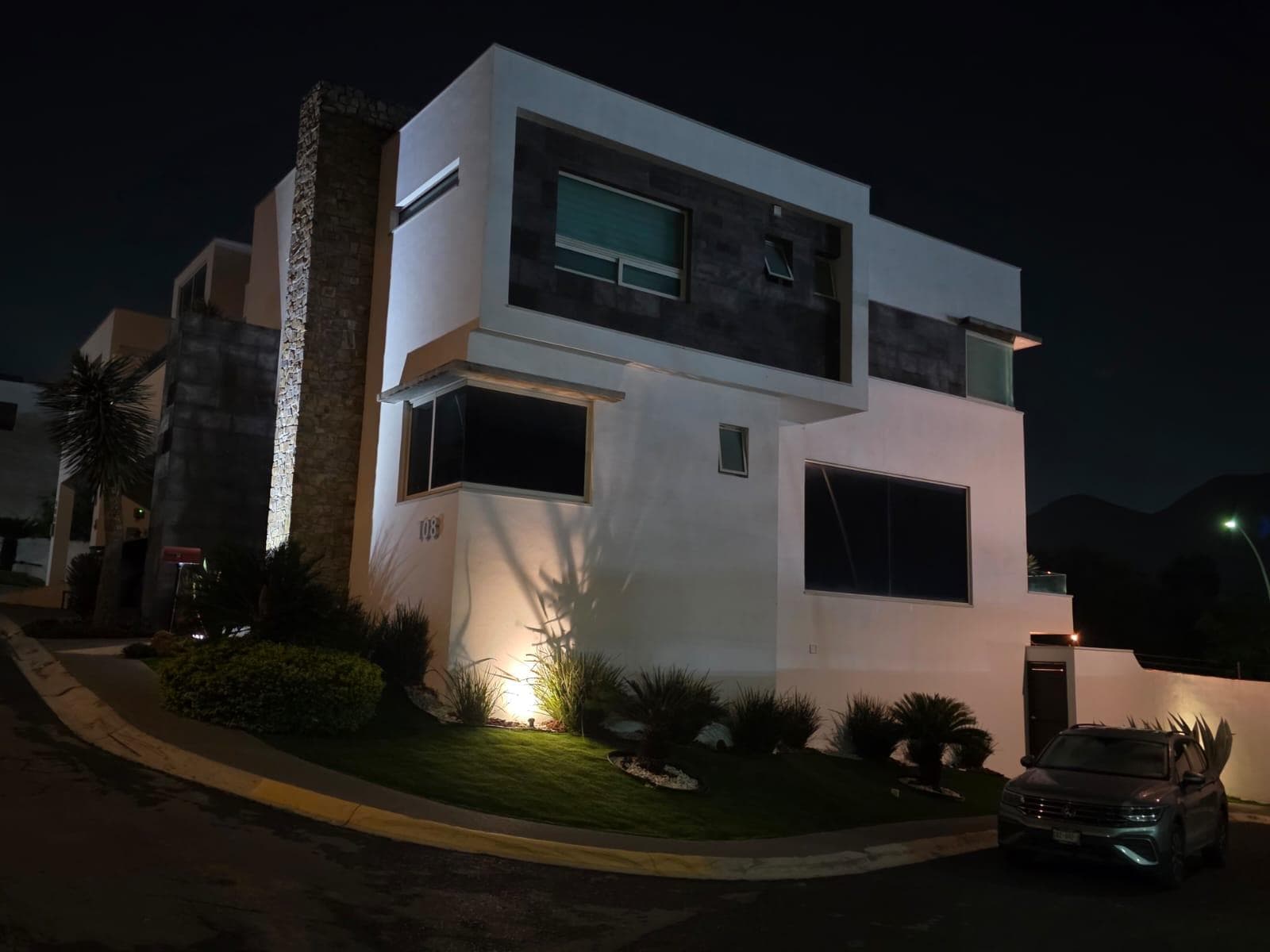 ESPECTACULAR RESIDENCIA DE LUJO EN VENTA – CAROLCO RESIDENCIAL, PRIMER SECTOR