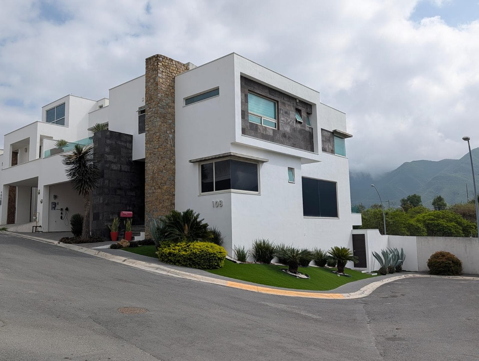 SPECTACULAR LUXURY HOME FOR SALE – CAROLCO RESIDENTIAL, FIRST SECTOR