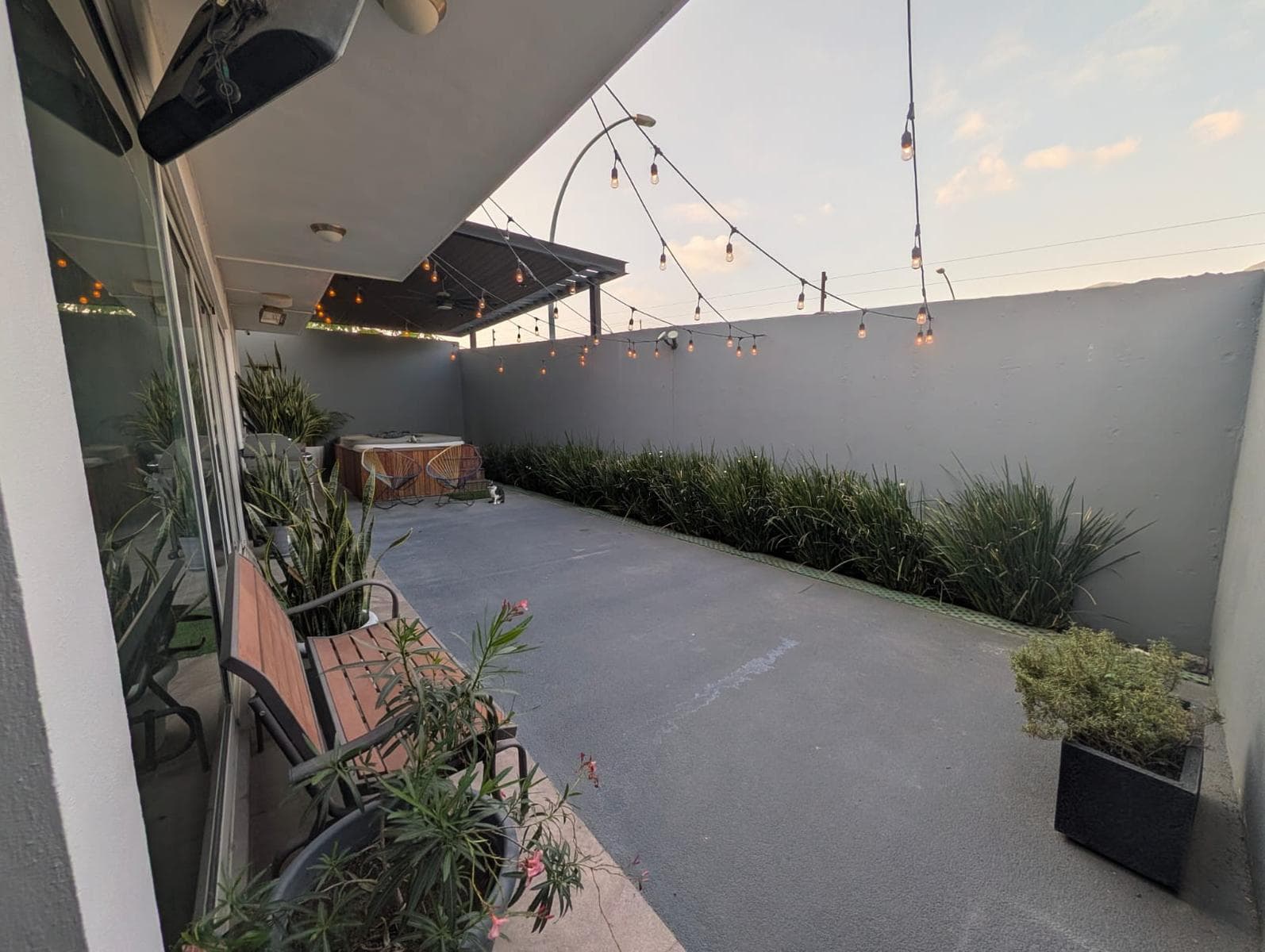 ESPECTACULAR RESIDENCIA DE LUJO EN VENTA – CAROLCO RESIDENCIAL, PRIMER SECTOR