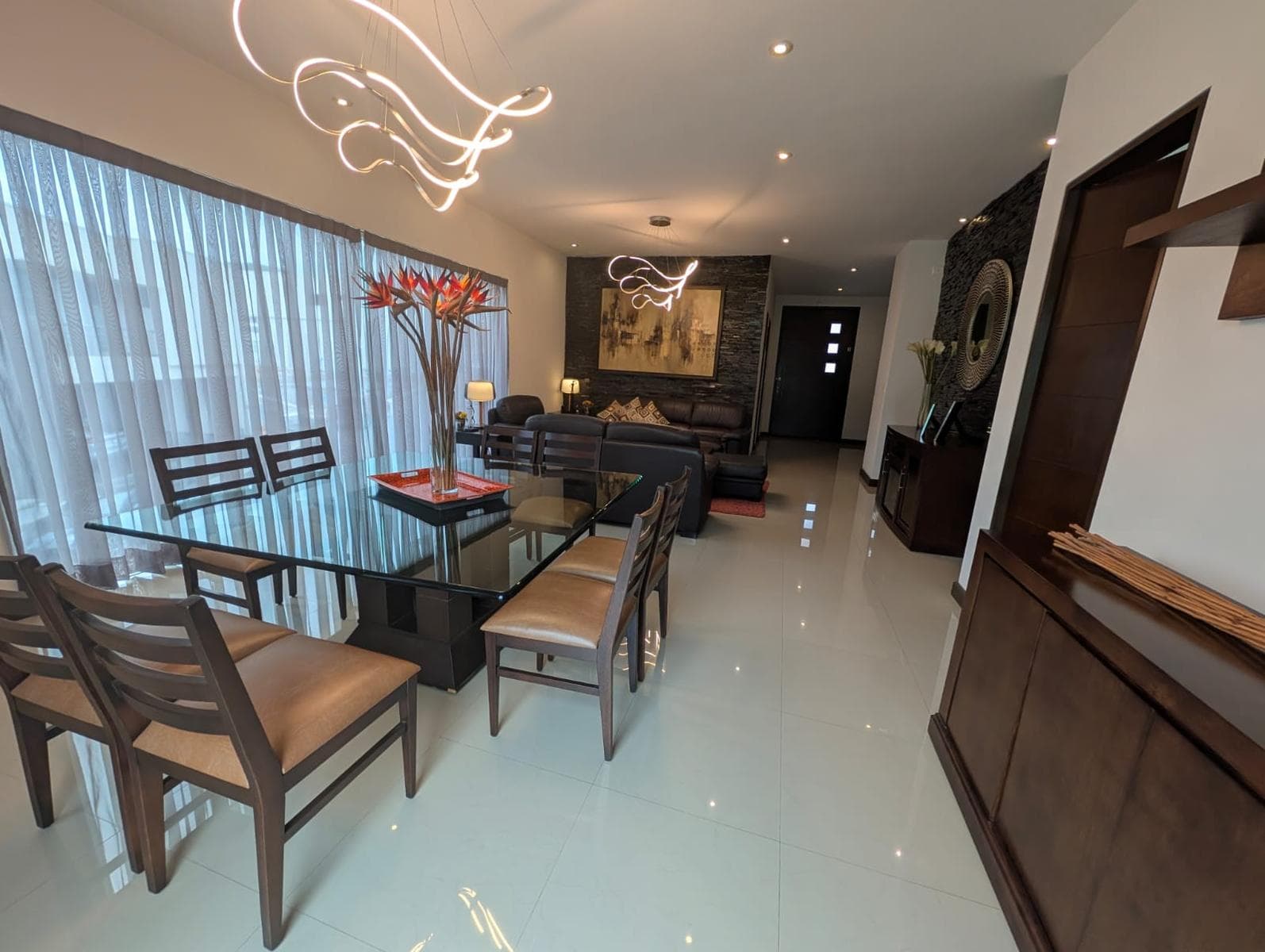 ESPECTACULAR RESIDENCIA DE LUJO EN VENTA – CAROLCO RESIDENCIAL, PRIMER SECTOR