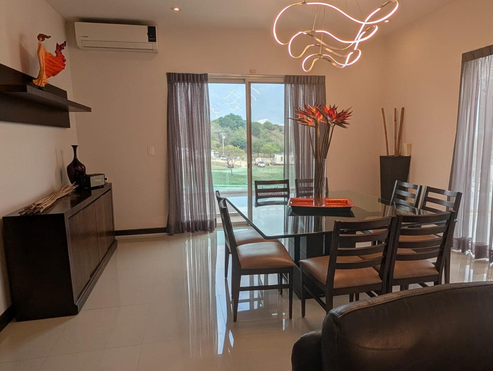 ESPECTACULAR RESIDENCIA DE LUJO EN VENTA – CAROLCO RESIDENCIAL, PRIMER SECTOR