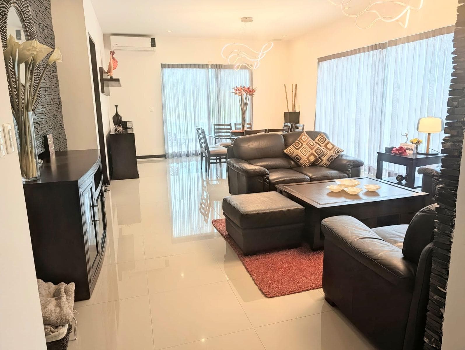 ESPECTACULAR RESIDENCIA DE LUJO EN VENTA – CAROLCO RESIDENCIAL, PRIMER SECTOR