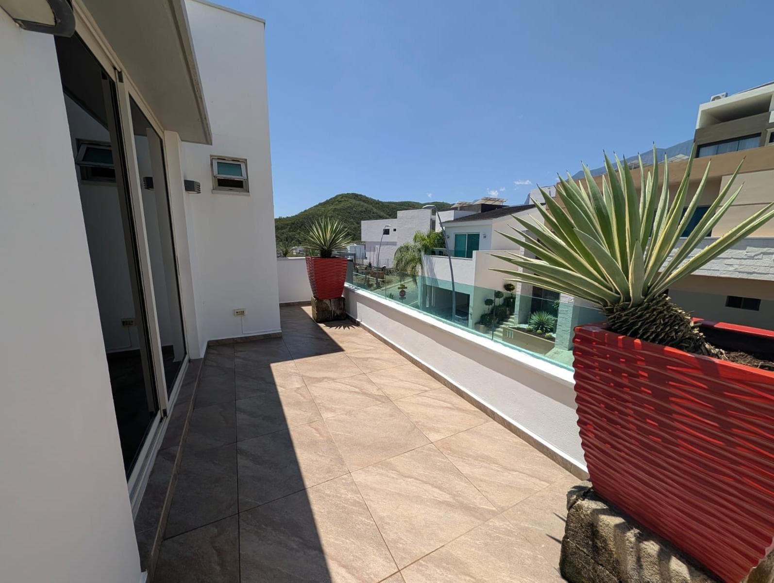 ESPECTACULAR RESIDENCIA DE LUJO EN VENTA – CAROLCO RESIDENCIAL, PRIMER SECTOR