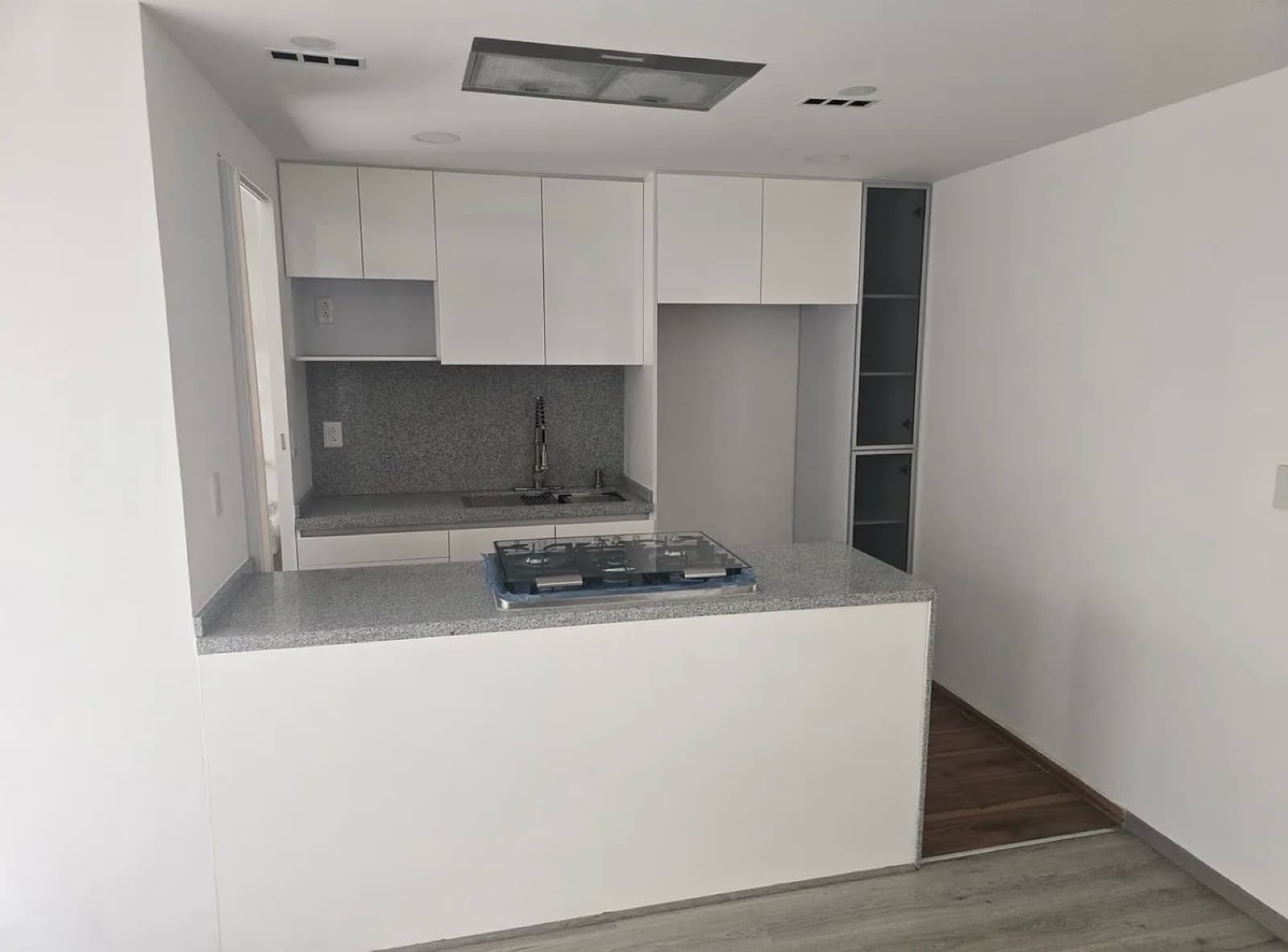 New 2-bedroom apartment for sale in Colonia Del Valle, with security, shared rooftop, and excellent location