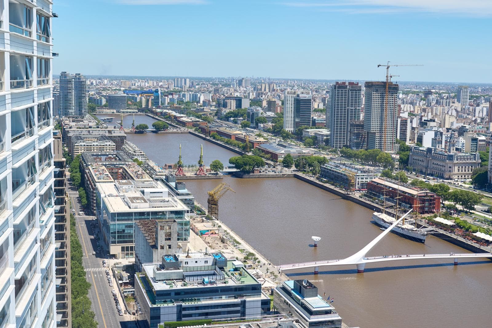 2-Room Furnished Apartment for Rent in Torres del Yacht, Puerto Madero | High Floor with Unobstructed View and Parking Space