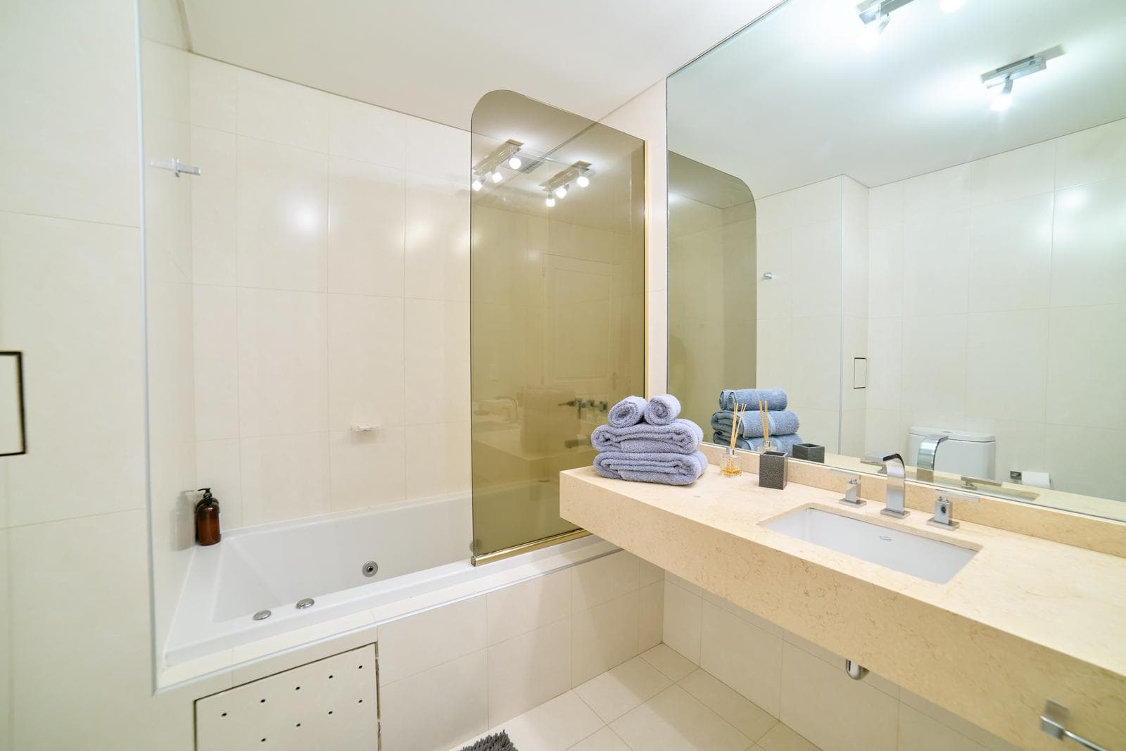 2-Room Furnished Apartment for Rent in Torres del Yacht, Puerto Madero | High Floor with Unobstructed View and Parking Space