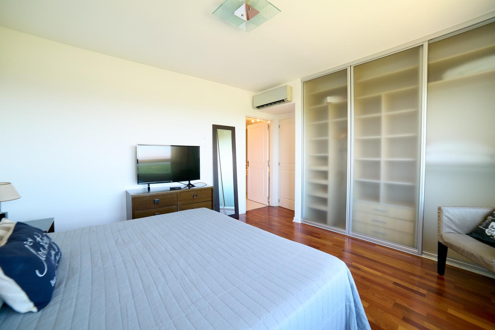 2-Room Furnished Apartment for Rent in Torres del Yacht, Puerto Madero | High Floor with Unobstructed View and Parking Space