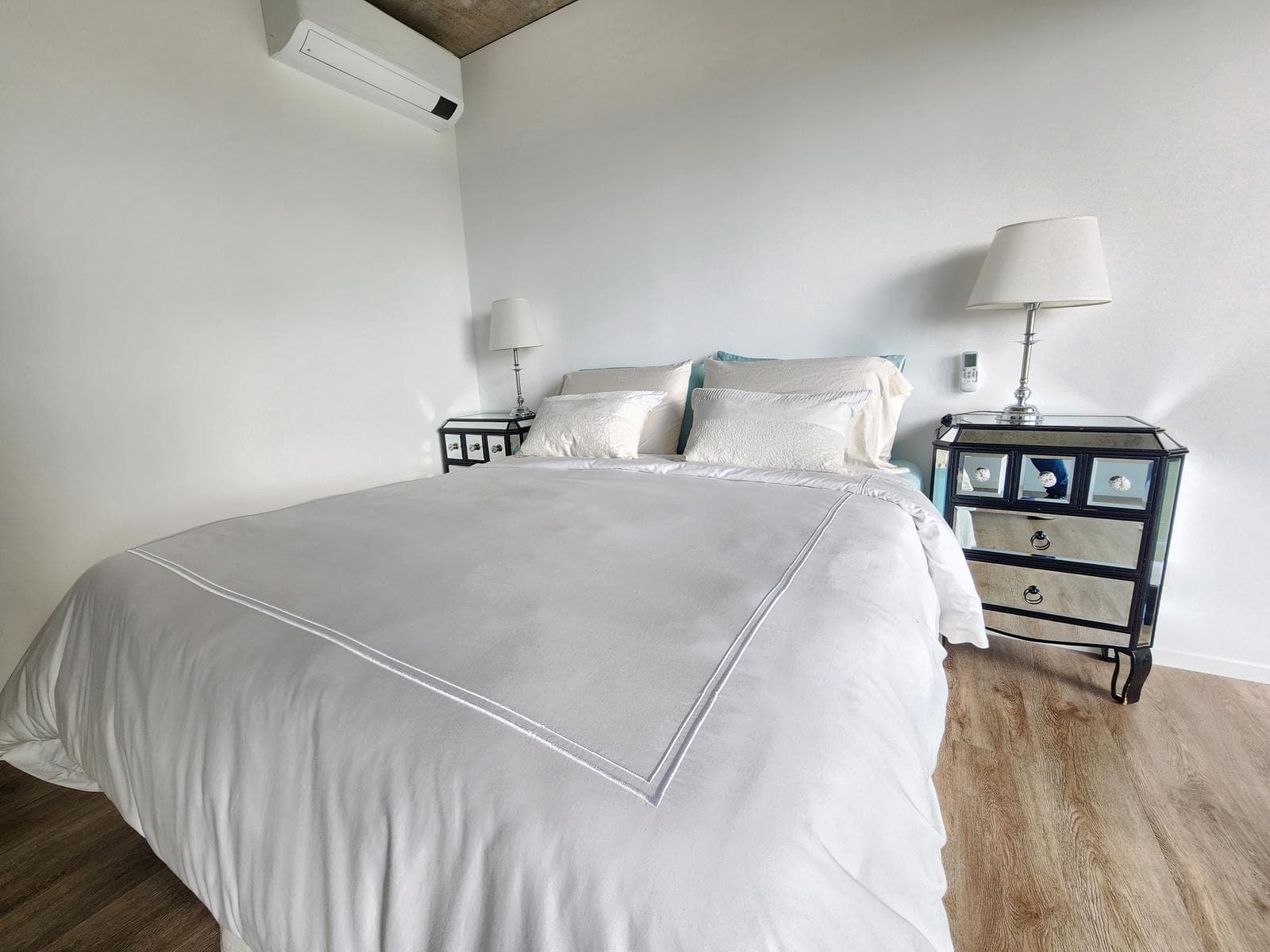3-Room Apartment for Rent in Puerto Madero, Fully Furnished with Parking Space in the Quartier del Bajo Neighborhood