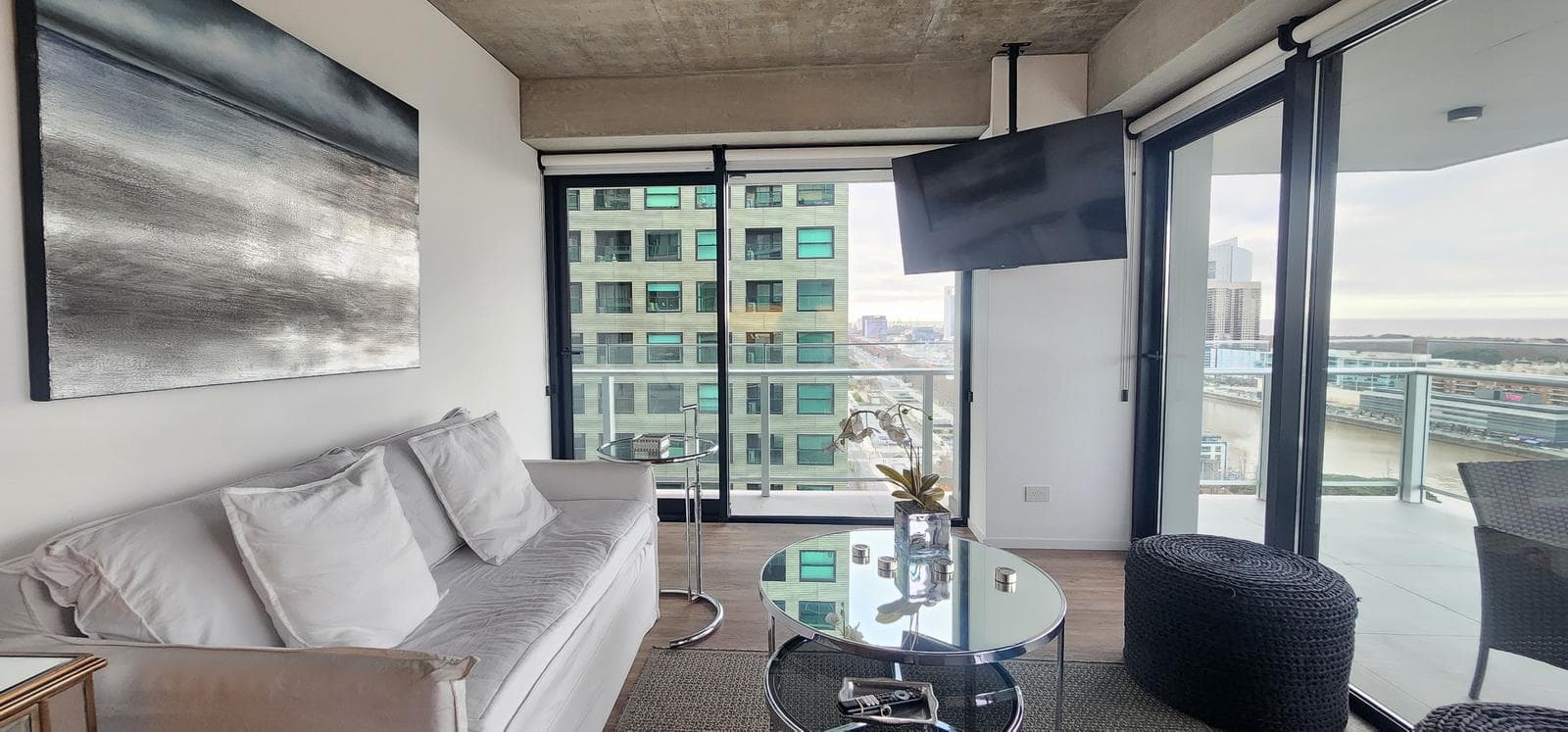 3-Room Apartment for Rent in Puerto Madero, Fully Furnished with Parking Space in the Quartier del Bajo Neighborhood
