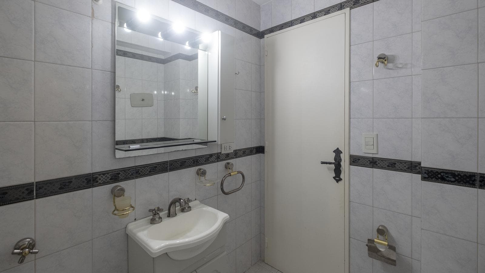 FOR SALE: Bright 3-bedroom apartment on a high floor in downtown Ramos Mejía!