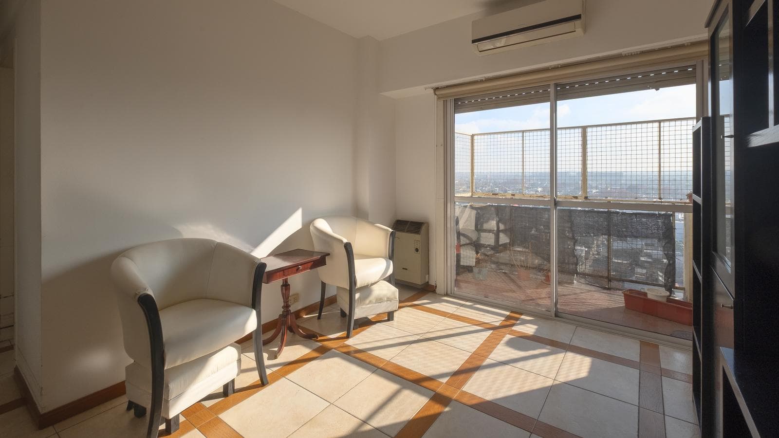 FOR SALE: Bright 3-bedroom apartment on a high floor in downtown Ramos Mejía!
