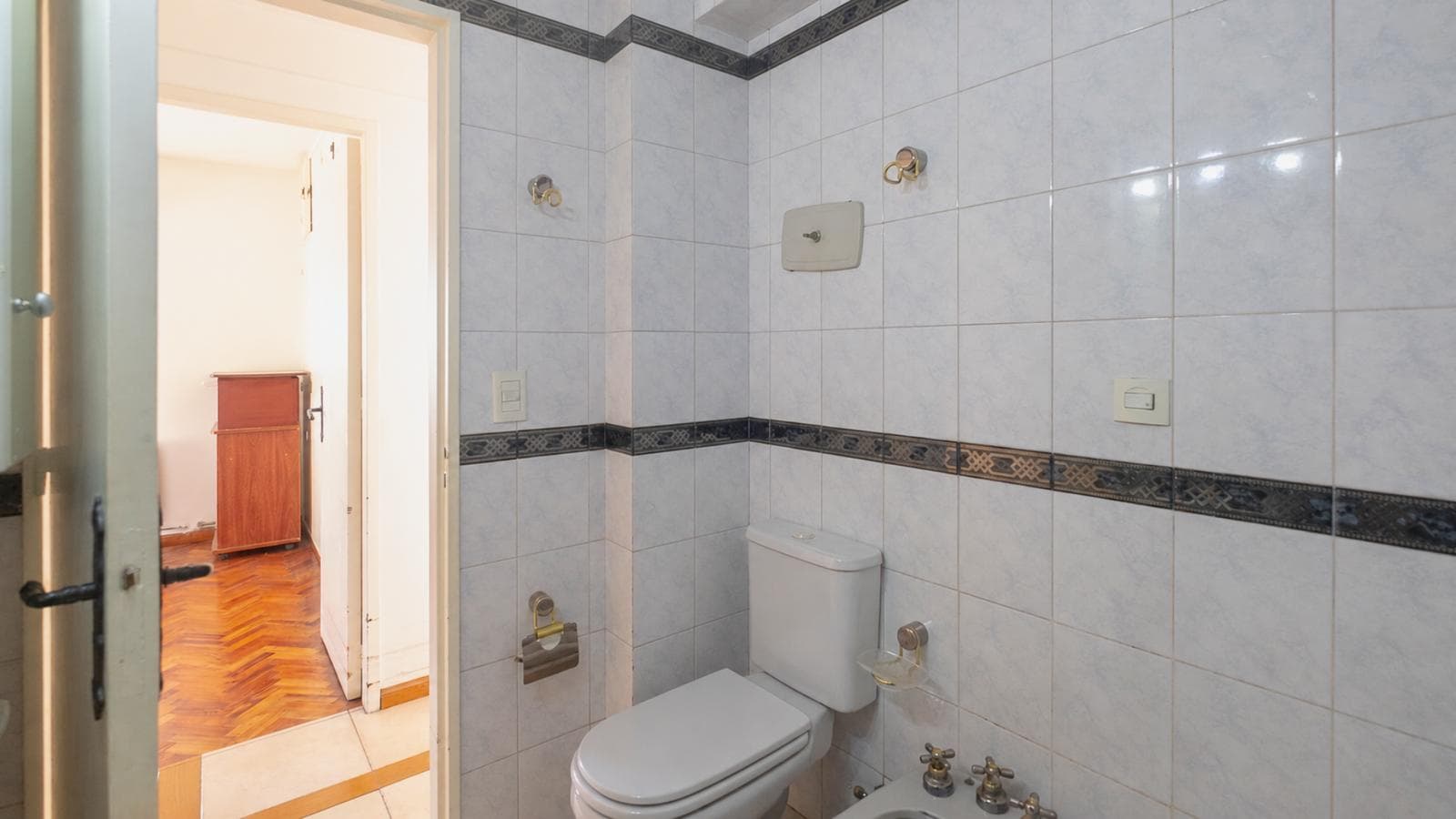 FOR SALE: Bright 3-bedroom apartment on a high floor in downtown Ramos Mejía!