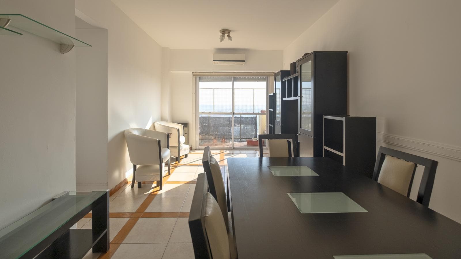 FOR SALE: Bright 3-bedroom apartment on a high floor in downtown Ramos Mejía!
