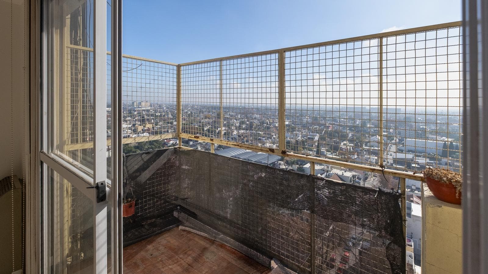 FOR SALE: Bright 3-bedroom apartment on a high floor in downtown Ramos Mejía!
