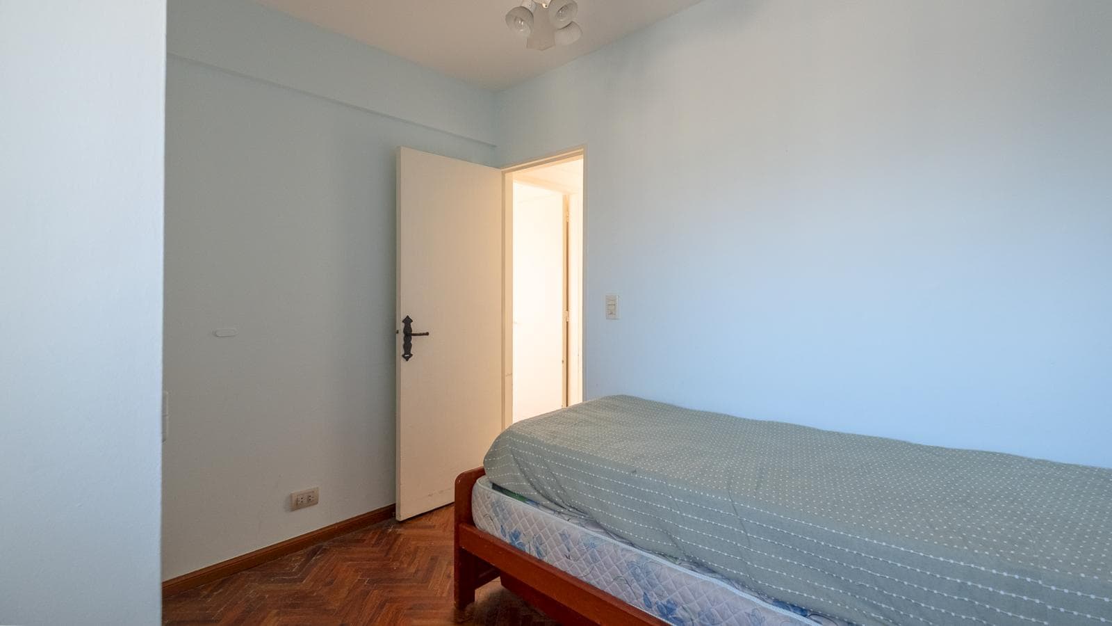 FOR SALE: Bright 3-bedroom apartment on a high floor in downtown Ramos Mejía!