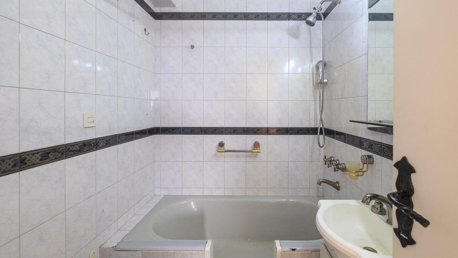 FOR SALE: Bright 3-bedroom apartment on a high floor in downtown Ramos Mejía!