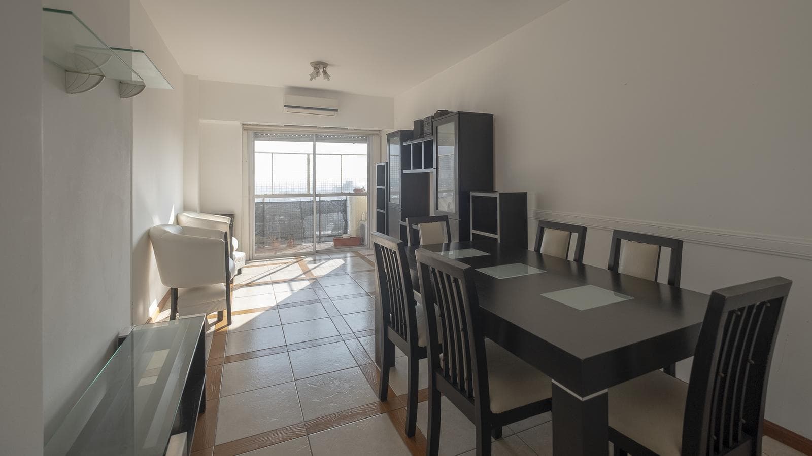 FOR SALE: Bright 3-bedroom apartment on a high floor in downtown Ramos Mejía!