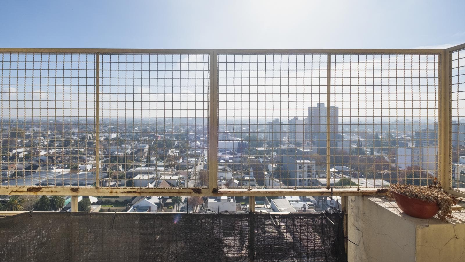 FOR SALE: Bright 3-bedroom apartment on a high floor in downtown Ramos Mejía!