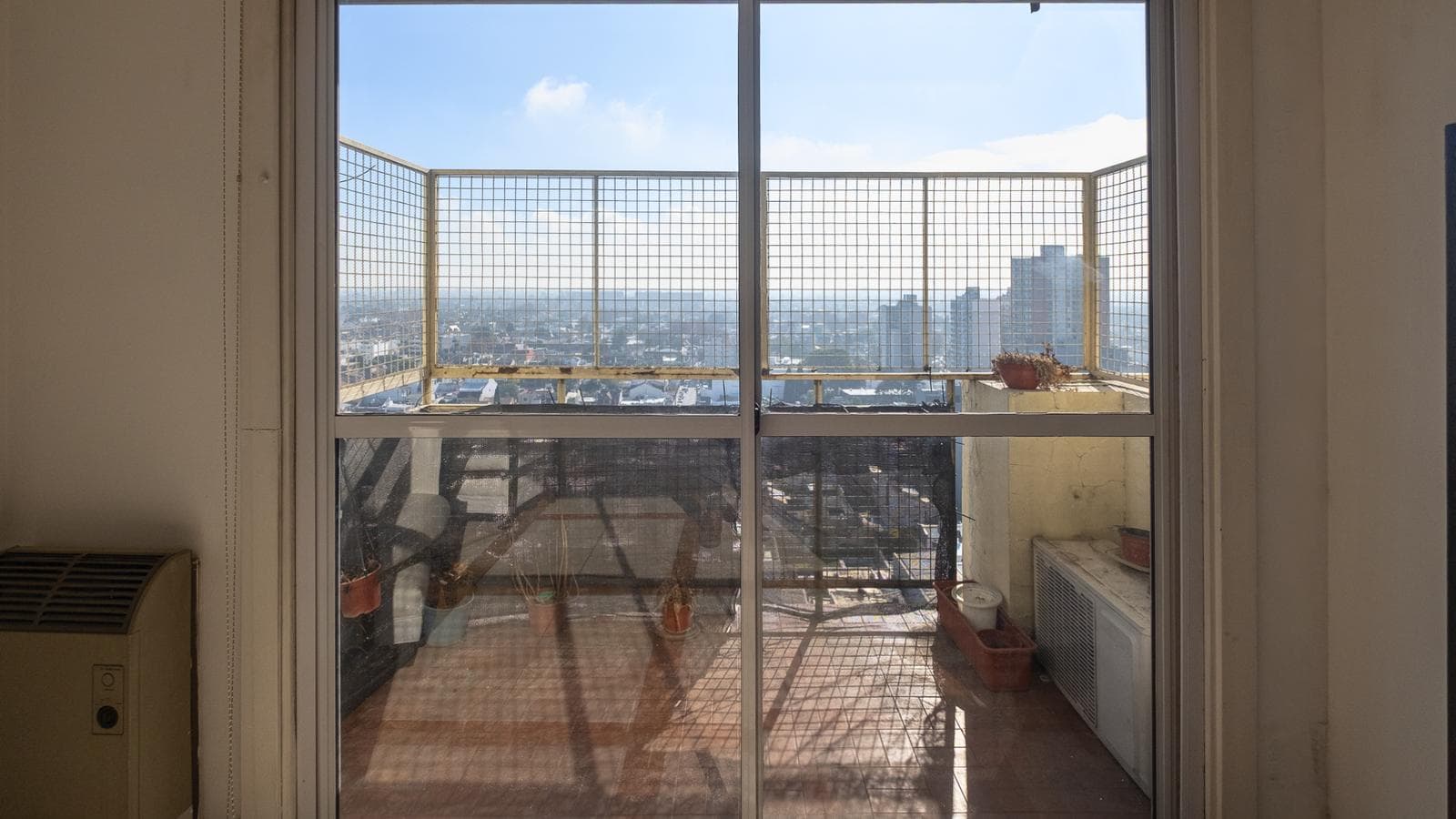 FOR SALE: Bright 3-bedroom apartment on a high floor in downtown Ramos Mejía!
