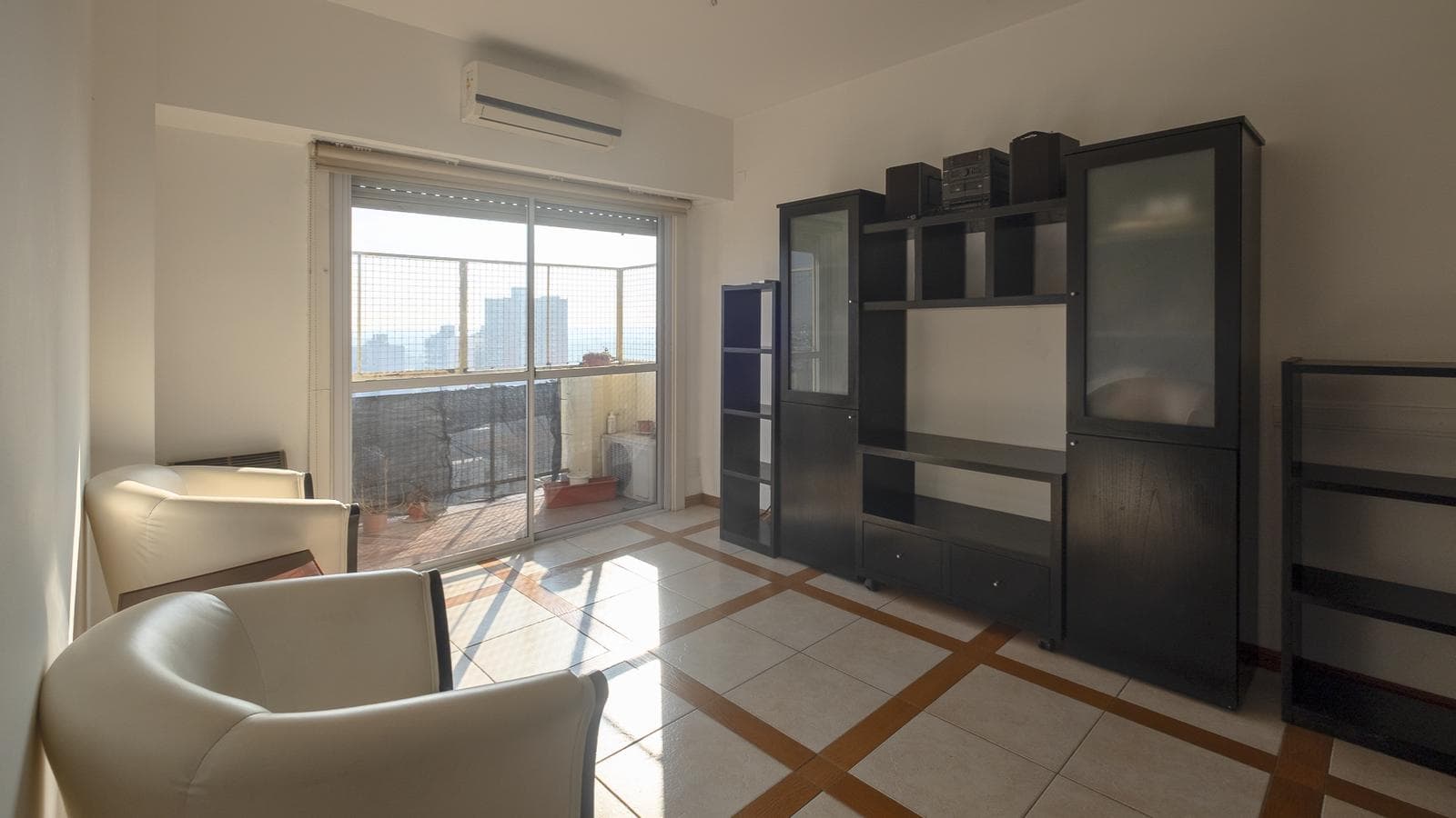 FOR SALE: Bright 3-bedroom apartment on a high floor in downtown Ramos Mejía!