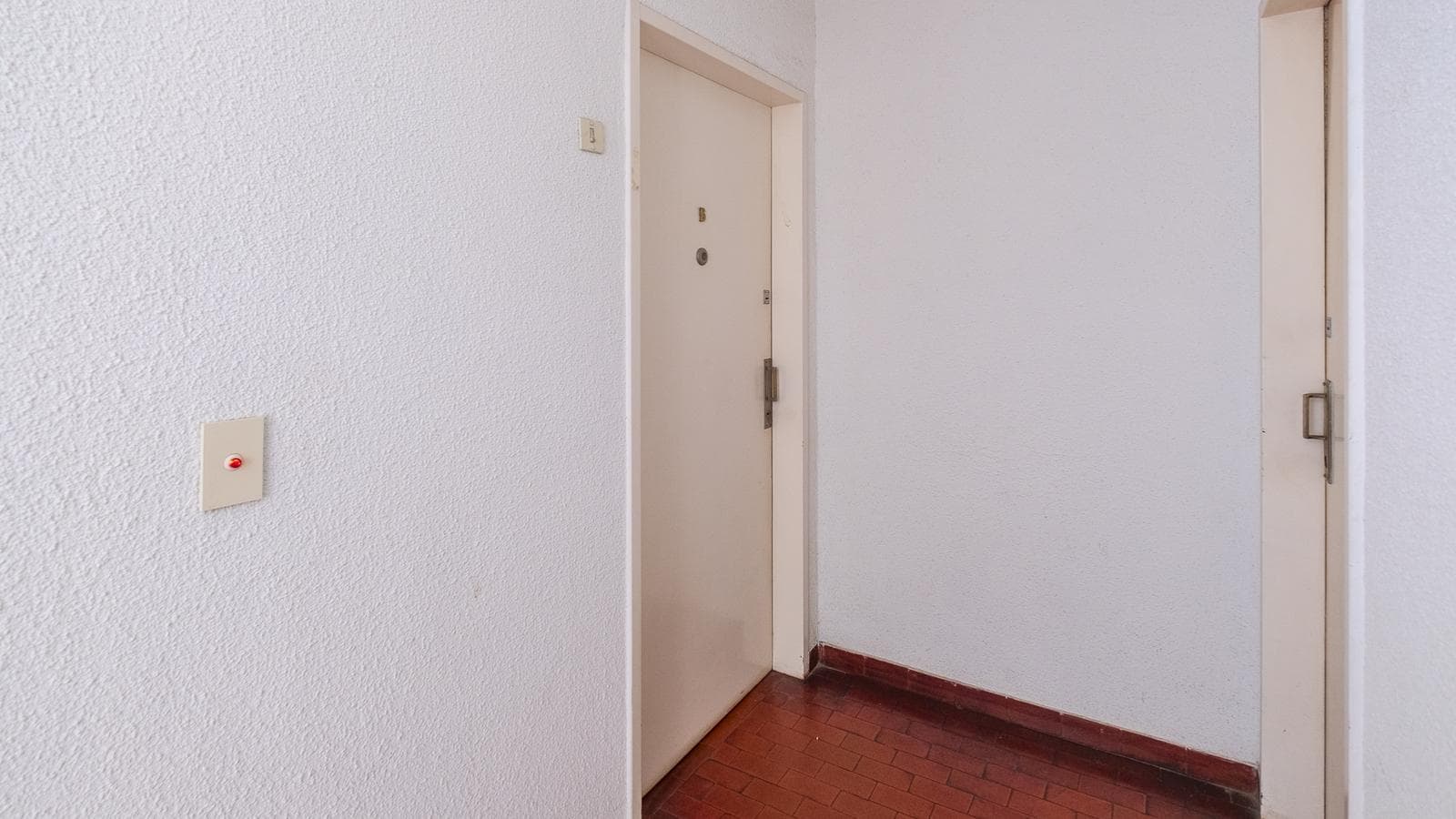 FOR SALE: Bright 3-bedroom apartment on a high floor in downtown Ramos Mejía!