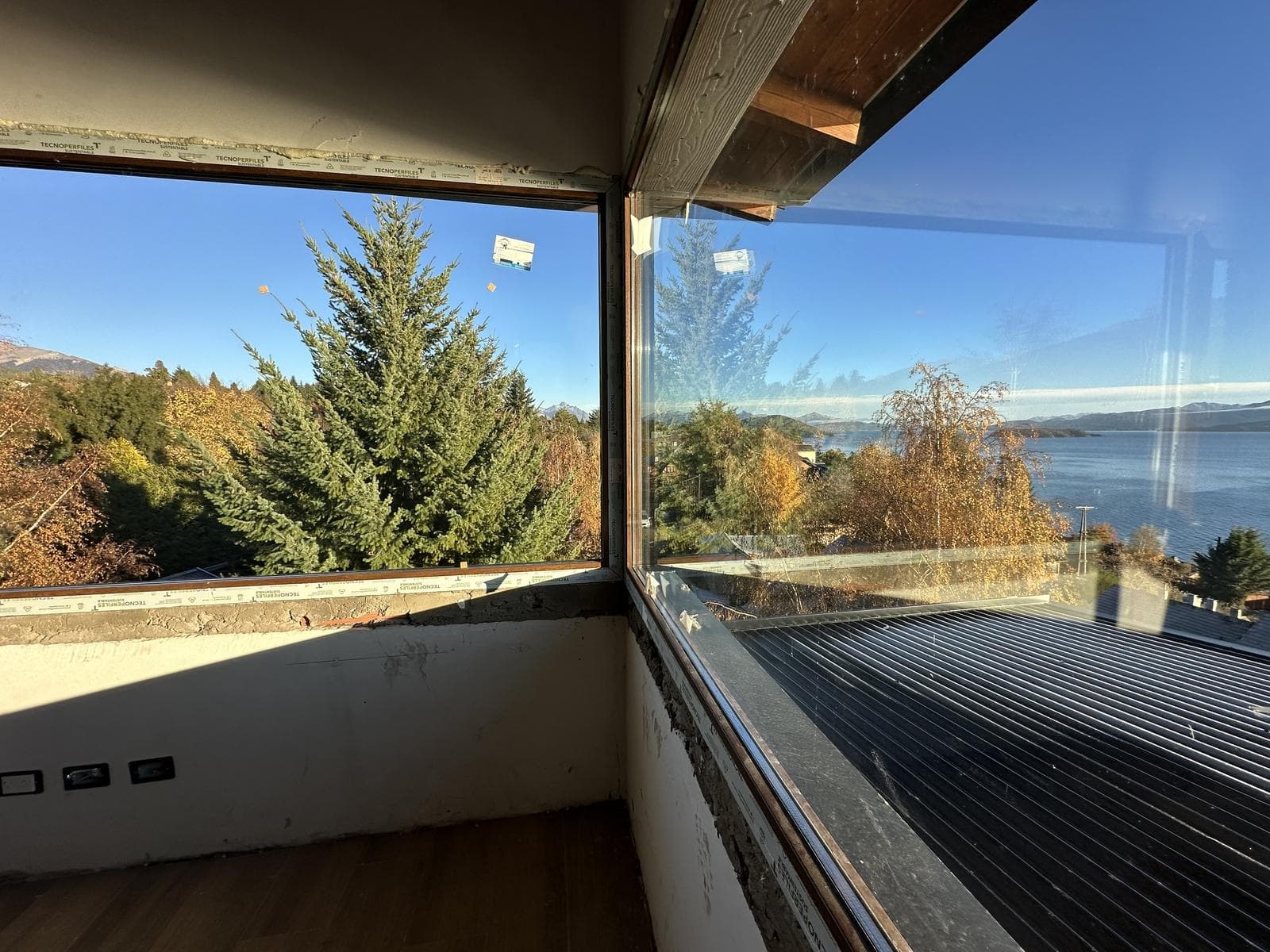 3-bedroom lakefront apartment with a balcony, terrace, and grill