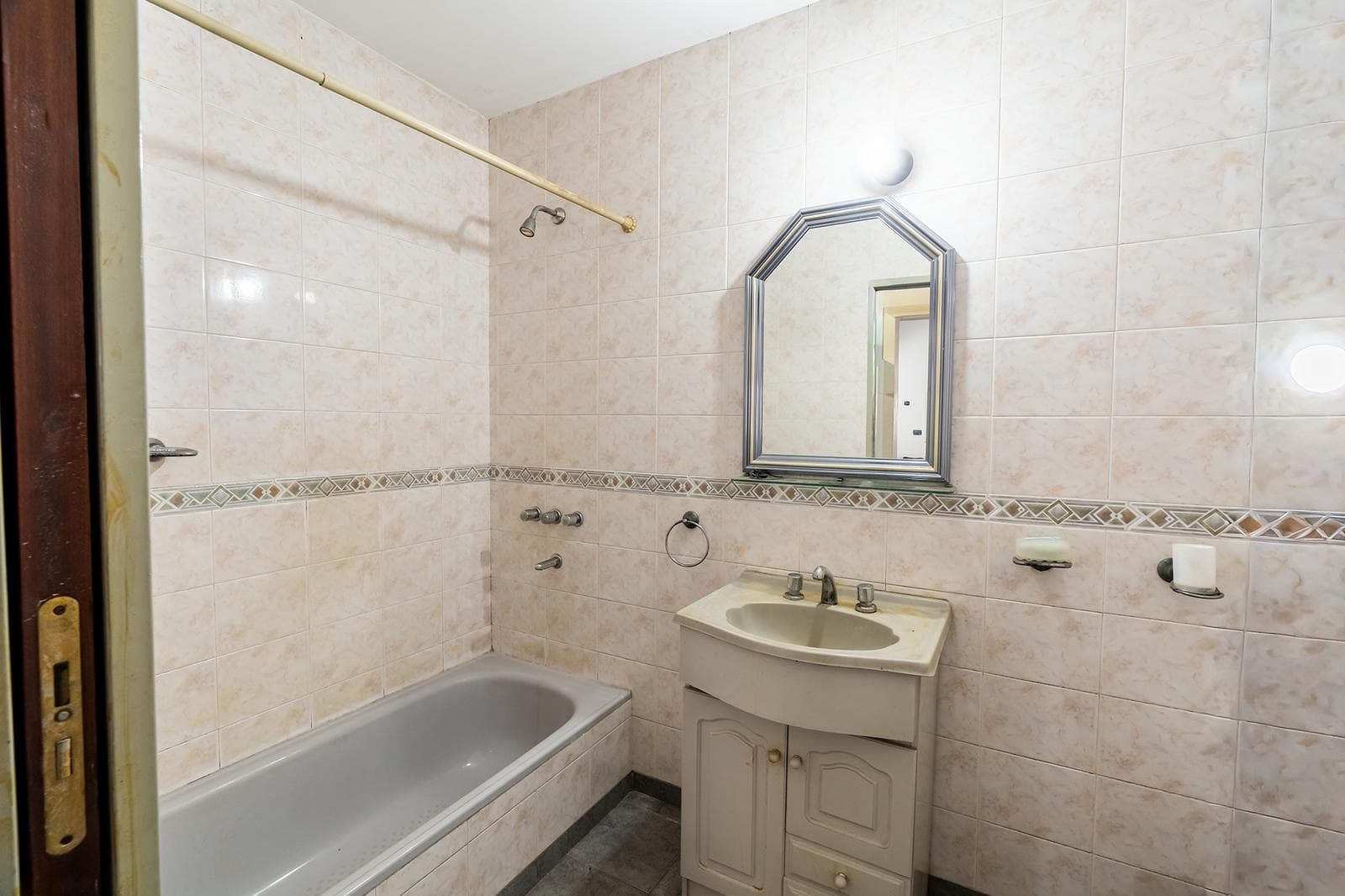 HOUSE FOR SALE IN REMEDIOS DE ESCALADA