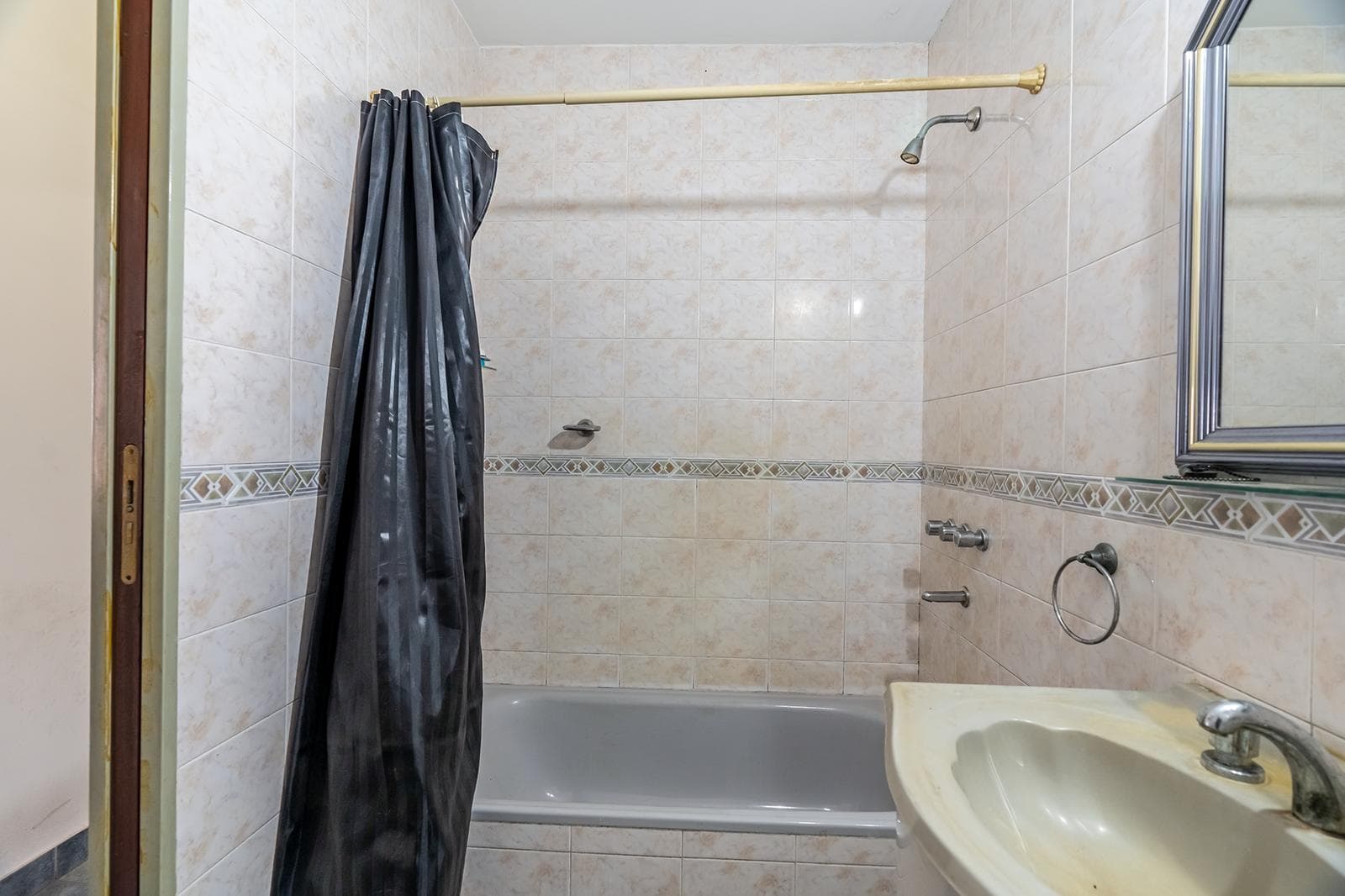 HOUSE FOR SALE IN REMEDIOS DE ESCALADA