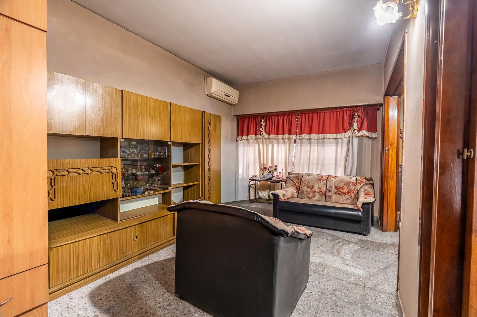 HOUSE FOR SALE IN REMEDIOS DE ESCALADA