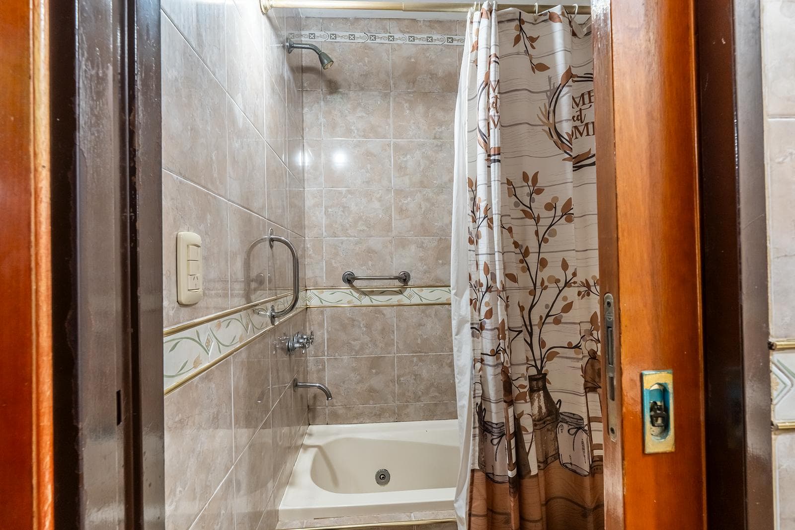 HOUSE FOR SALE IN REMEDIOS DE ESCALADA