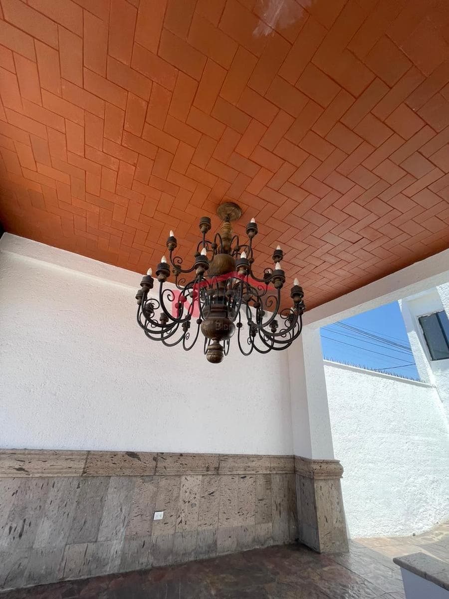 HOUSE FOR SALE IN THE CUARTEL PITIC NEIGHBORHOOD