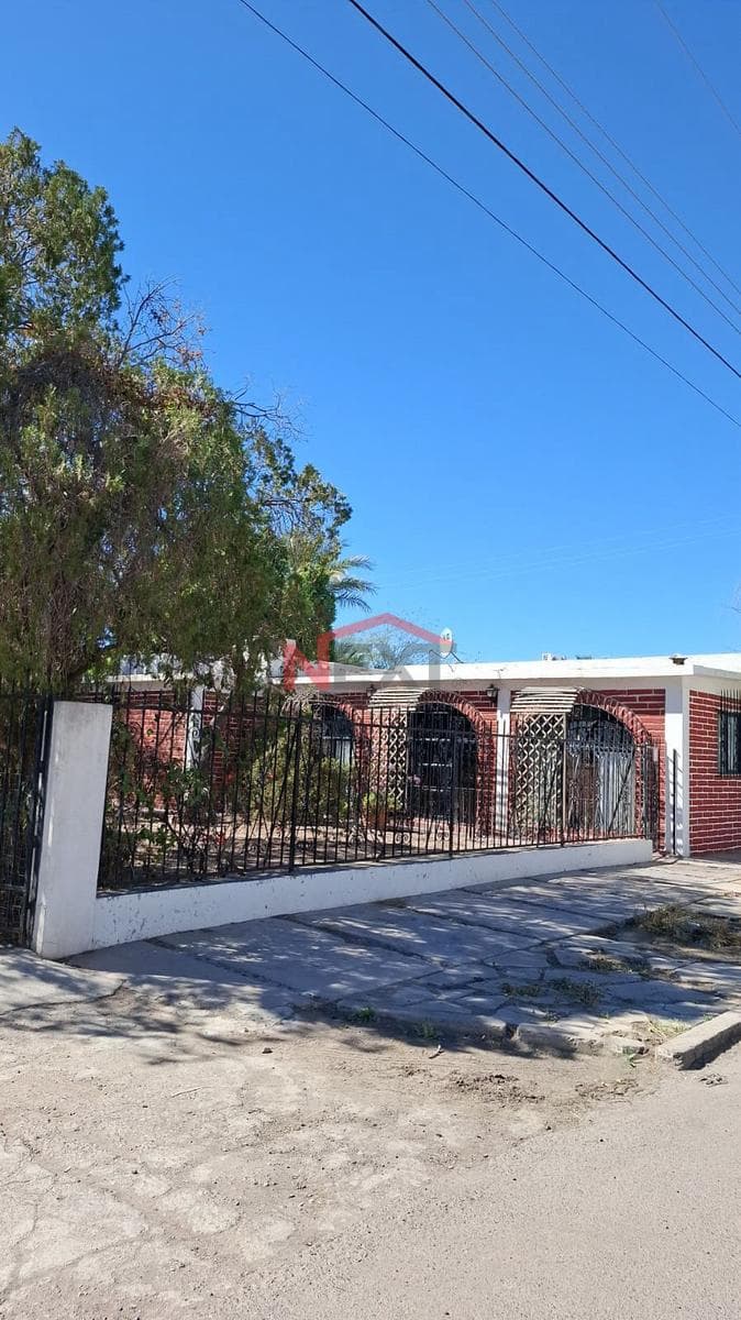 HOUSE FOR SALE IN COL. CENTRO IN CABORCA, SONORA.