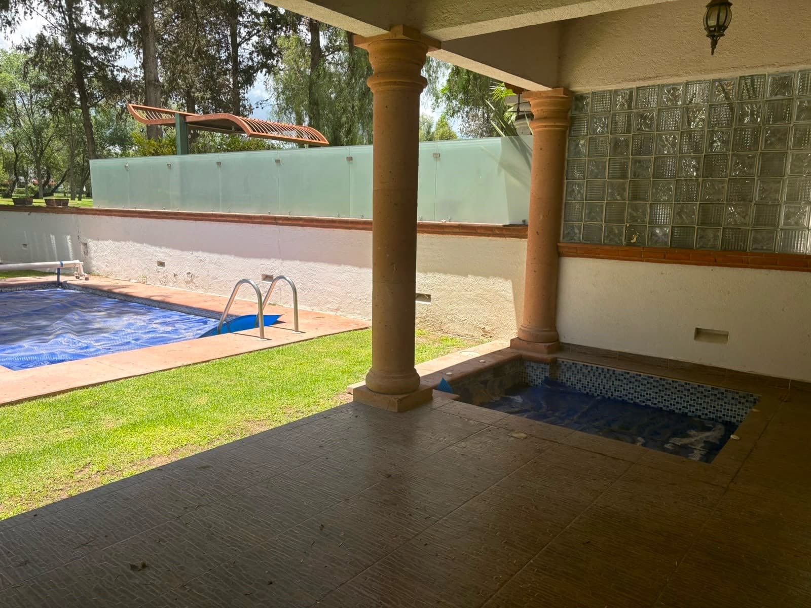 HOUSE FOR SALE AT THE TEQUISQUIAPAN GOLF CLUB, NEXT TO THE FAIRWAY