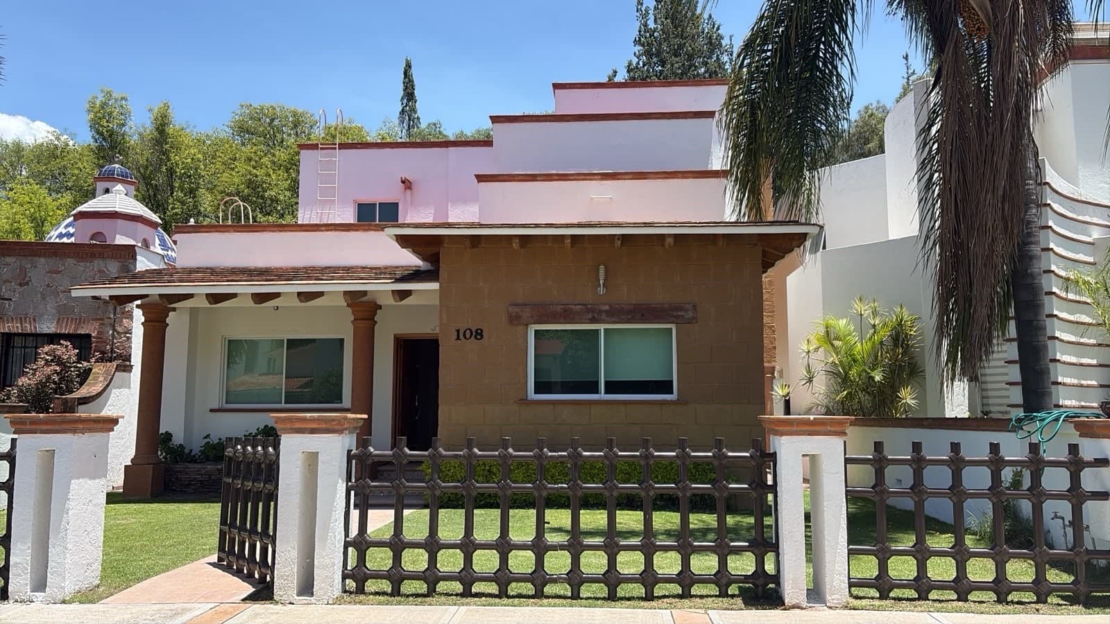 HOUSE FOR SALE AT THE TEQUISQUIAPAN GOLF CLUB, NEXT TO THE FAIRWAY