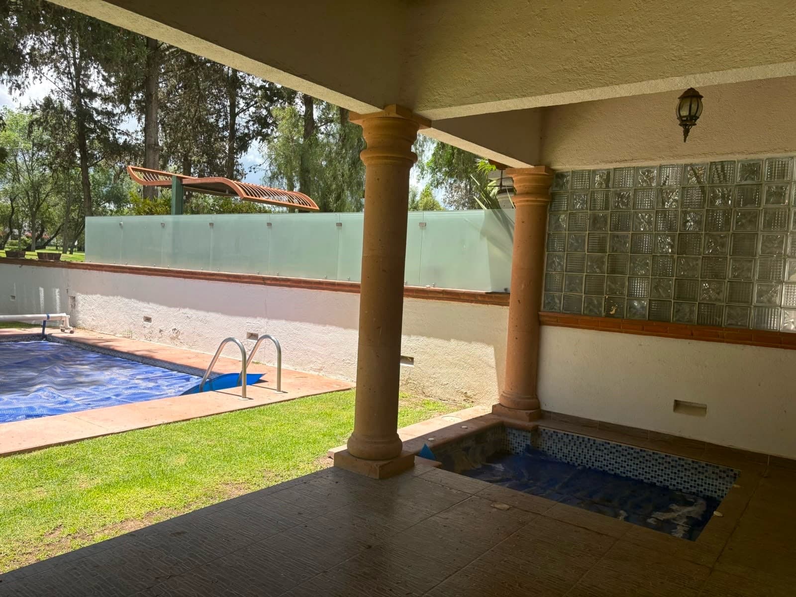 HOUSE FOR SALE AT THE TEQUISQUIAPAN GOLF CLUB, NEXT TO THE FAIRWAY