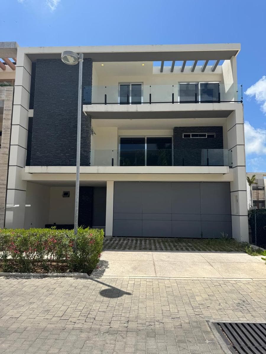 House for Sale in Puerto Cancún, Laguna 1, 3 bedrooms, pool, amenities, Cancún.