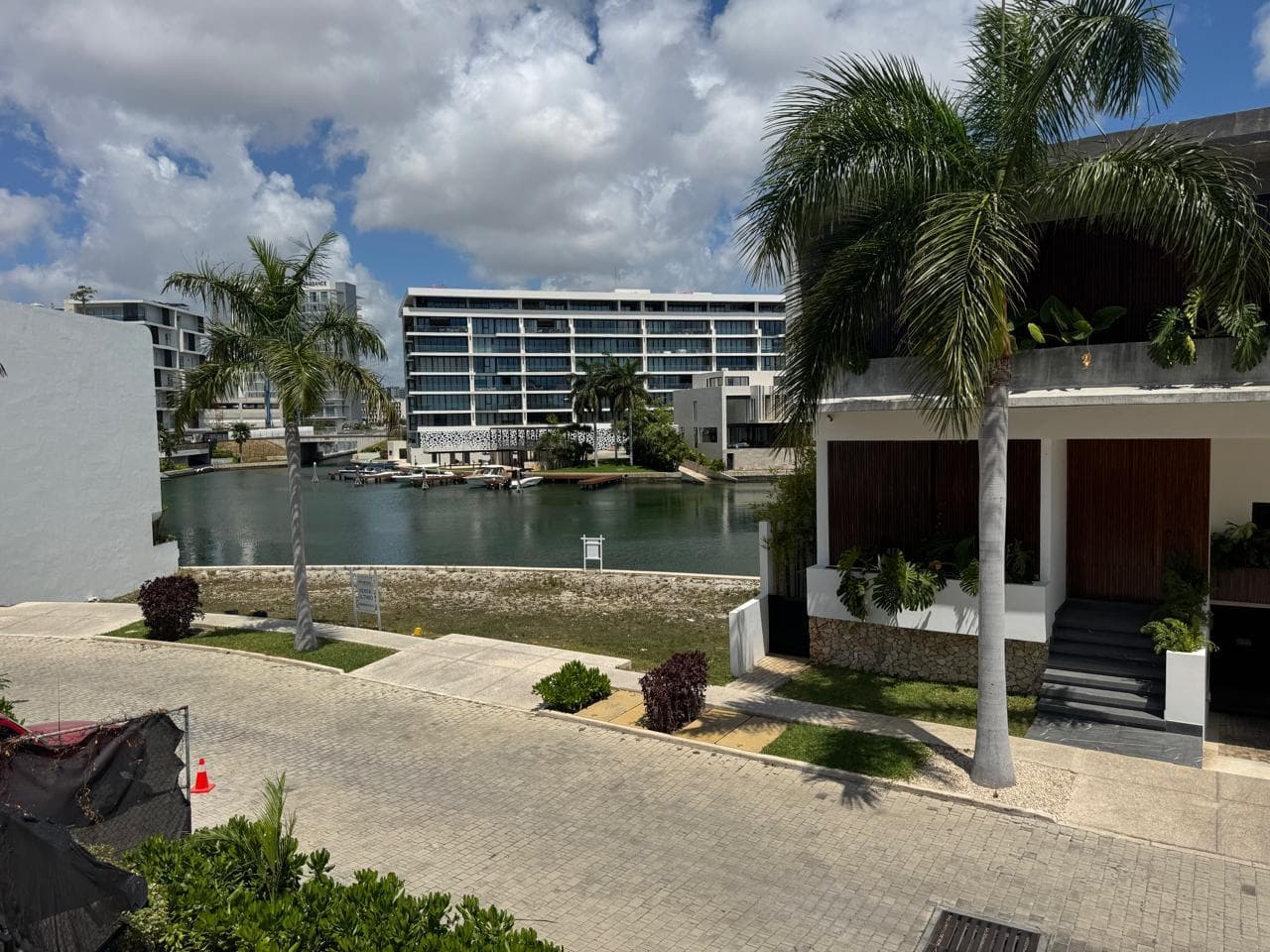 House for Sale in Puerto Cancún, Laguna 1, 3 bedrooms, pool, amenities, Cancún.