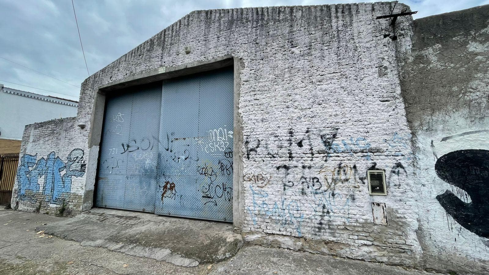 Warehouse with access to two streets