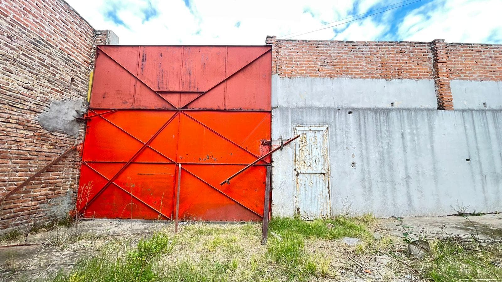Warehouse with access to two streets