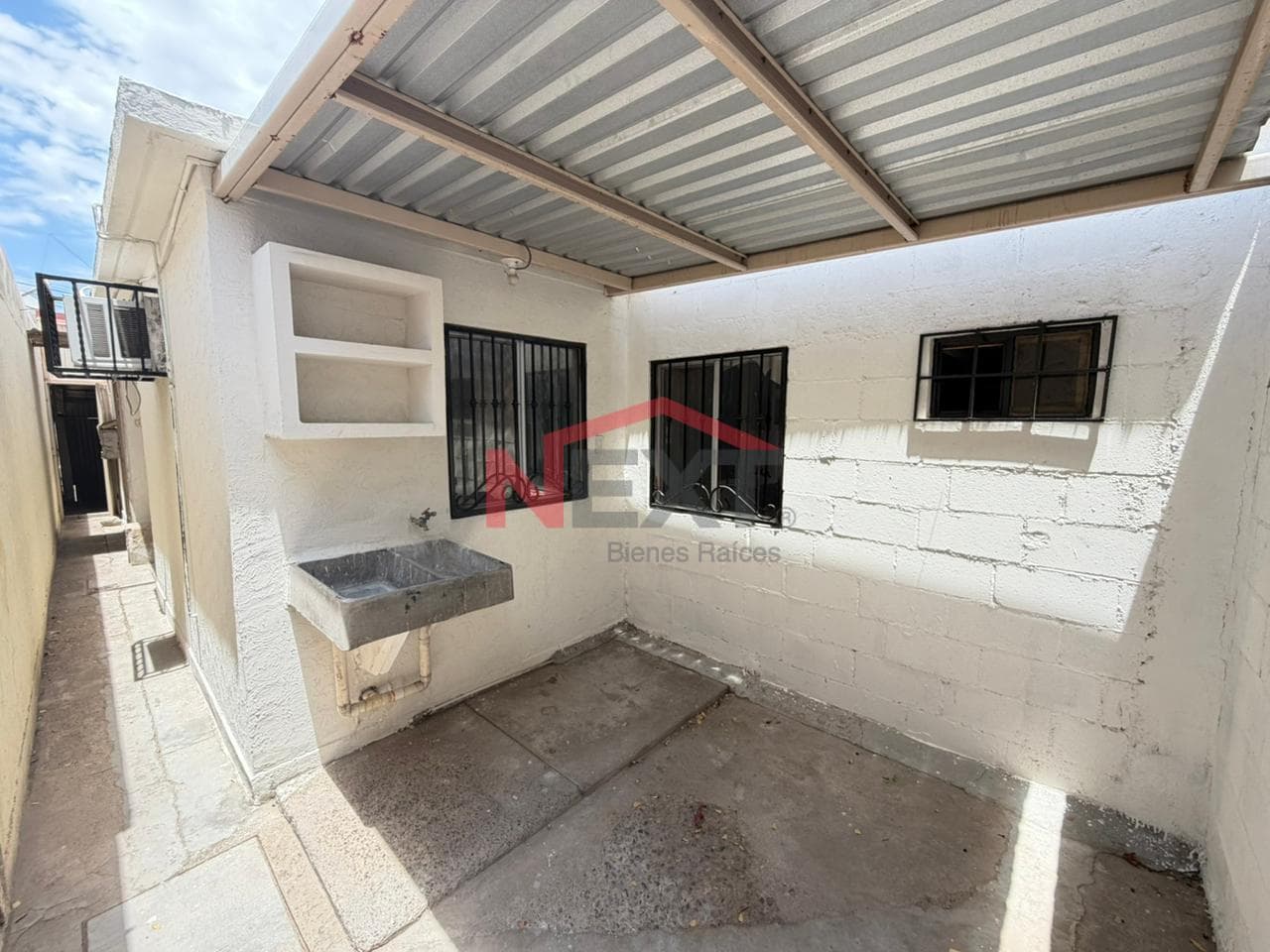 HOUSE FOR SALE IN COL. LAS LOMAS