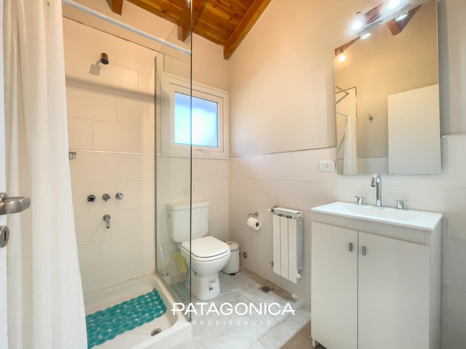 FOR SALE: 126 m² HOUSE, FULLY FURNISHED, WITH VIEWS OF THE HILLS AND A PARTIAL VIEW OF LAGO CORRENTOSO, VILLA LA ANGOSTURA