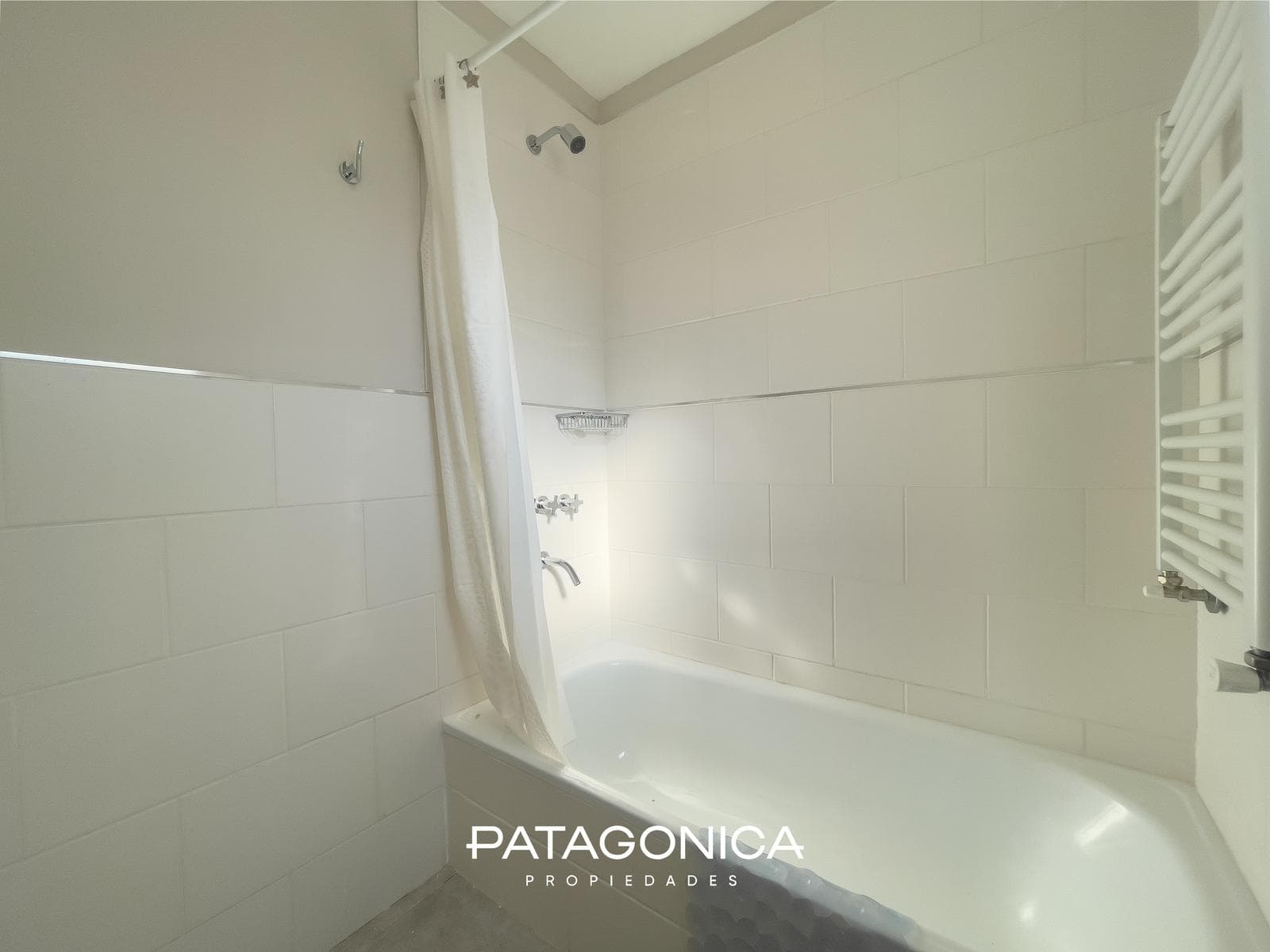 FOR SALE: 126 m² HOUSE, FULLY FURNISHED, WITH VIEWS OF THE HILLS AND A PARTIAL VIEW OF LAGO CORRENTOSO, VILLA LA ANGOSTURA