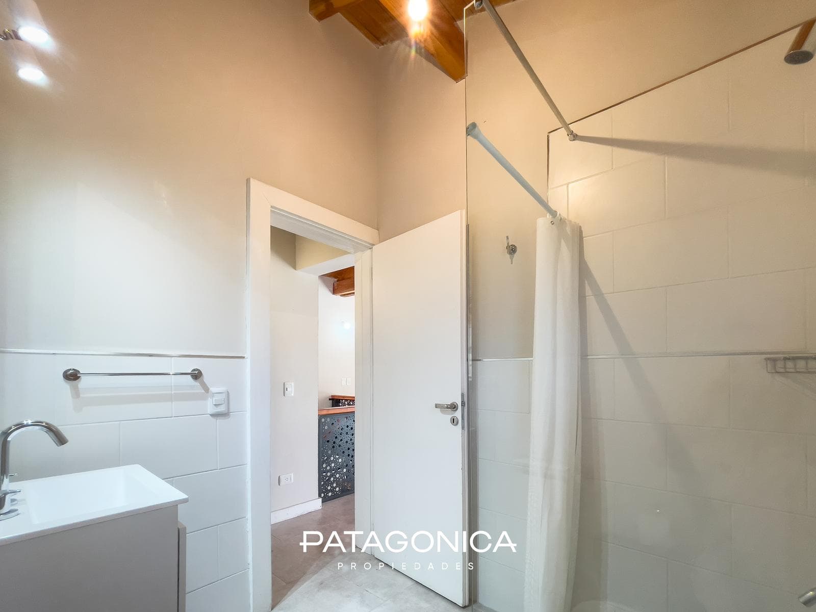 FOR SALE: 126 m² HOUSE, FULLY FURNISHED, WITH VIEWS OF THE HILLS AND A PARTIAL VIEW OF LAGO CORRENTOSO, VILLA LA ANGOSTURA