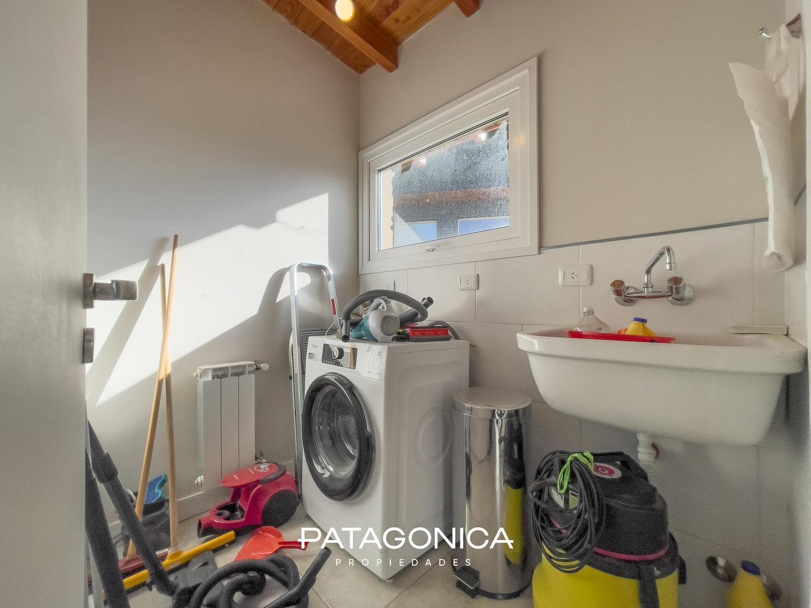 FOR SALE: 126 m² HOUSE, FULLY FURNISHED, WITH VIEWS OF THE HILLS AND A PARTIAL VIEW OF LAGO CORRENTOSO, VILLA LA ANGOSTURA