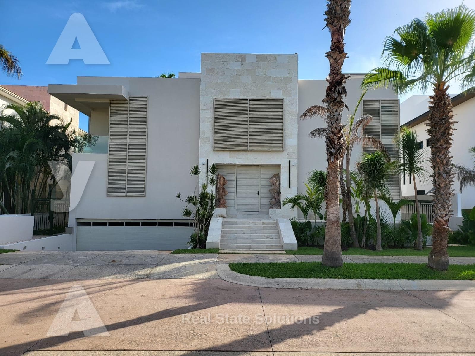 House for Sale, 5 Bedrooms, ELEVATOR, NEWLY REMODELED, FURNISHED, Puerto Cancún.